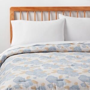 NWT Room Essentials Full/Queen Size Microfiber Reversible Comforter